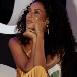 Taís Araújo Instagram - Tenho tantas coisas pra dizer sobre esse dia, mas precisava chegar em casa e fazer uma leitura mais calma sobre essa viagem e o quão importante foi participar da primeira edição do movimento global Liberatum no Brasil. Acho até que, para me fazer entender melhor é preciso trazer elementos históricos, mas não sobre mim, sobre nós. Sobre o país que nós chamamos de lar. O Brasil foi marcado historicamente pelo apagamento de sua identidade e pela desvalorização da cultura afro-brasileira, fatos que infelizmente ainda nos atravessam e impactam até hoje. E por isso, ver Salvador ser o primeiro destino Brasileiro desse evento multidimensional, cujo o objetivo principal é destacar a importância da cultura afro em defesa da liberdade de expressão, é algo tão emocionante e ouso dizer que isso pode ser um novo começo. Além disso, não posso deixar de destacar a honra que foi estar em uma mesa com lideranças criativas nacionais e internacionais, trocando ideias sobre cultura, perspectivas e a valorização das nossas vozes e narrativas. Poder celebrar a nossa diversidade, potencializando ferramentas de emancipação criativa e econômica, é para mim, reafirmar o compromisso de transformação. Transformação do nosso imaginário sobre nós mesmos, nossas capacidades, quem sabe oportunidades e a transformação desse passado doloroso que ainda nos atravessa pra lembrar: Galera, ainda não chegamos lá, mas estamos caminhando. Por fim, quero agradecer ao @liberatum pelo convite para o Talk, aos meus colegas de mesa @violadavis @julius_tennon_ Melanie Clark. Agradecer ao público que compareceu e participou ativamente, espero que vocês tenham curtido ❤️e por fim um super obrigada a minha equipe que me acompanhou presencialmente e remotamente me ajudando nessa correria. 📸: @vulgotlls