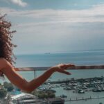 Taís Araújo Instagram - Que dia, Salvador. Que Dia! Feliz e abastecida. Ainda vamos falar muito sobre hoje, tá? Enquanto isso, fiquem com essas fotos do talento nordestino que é @oronaldcruz 📸 🏃🏼‍♀️: @ritalazzarotti assis: @jusans e @rochafred_ 💄: @aledesouza1970 👗: @lauracangussubrand 💍: @flaviamadeira 📸 : Assist. @takeingridlima Salvador, Bahia