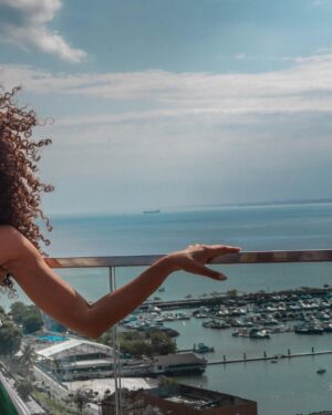 Taís Araújo Instagram - Que dia, Salvador. Que Dia! 
Feliz e abastecida. Ainda vamos falar muito sobre hoje, tá? 

Enquanto isso, fiquem com essas fotos do talento nordestino que é @oronaldcruz 📸

🏃🏼‍♀️: @ritalazzarotti assis: @jusans e @rochafred_ 
💄: @aledesouza1970
👗: @lauracangussubrand 
💍: @flaviamadeira 
📸 : Assist. @takeingridlima