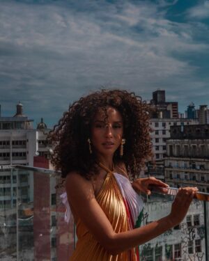 Taís Araújo Instagram - Que dia, Salvador. Que Dia! 
Feliz e abastecida. Ainda vamos falar muito sobre hoje, tá? 

Enquanto isso, fiquem com essas fotos do talento nordestino que é @oronaldcruz 📸

🏃🏼‍♀️: @ritalazzarotti assis: @jusans e @rochafred_ 
💄: @aledesouza1970
👗: @lauracangussubrand 
💍: @flaviamadeira 
📸 : Assist. @takeingridlima