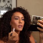 Taís Araújo Instagram - Agora sim, COMEÇOU! ✨ Close dos preparativos para o talk e aproveitando esse calorzinho de Salvador pra usar e abusar das maquiagens de longa duração com Natura Una, da @naturabroficial! Gostaram, meus amores? 💋 Que além de trazer tons lindos, contam com fixação, tratamento, alta cobertura e performance, e nada mais chique que entregar beleza e ainda cuidar da pele, né não? Fica aí a dica! Lembrando que o talk: “Contos da Afrodiáspora” vai começar às 15h Centro de Convenções de Salvador. 📍 📸 : @oronaldcruz Assist. @takeingridlima #Liberatum #NaturaUna #Publicidade