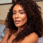 Taís Araújo Instagram - Agora sim, COMEÇOU! ✨ Close dos preparativos para o talk e aproveitando esse calorzinho de Salvador pra usar e abusar das maquiagens de longa duração com Natura Una, da @naturabroficial! Gostaram, meus amores? 💋 Que além de trazer tons lindos, contam com fixação, tratamento, alta cobertura e performance, e nada mais chique que entregar beleza e ainda cuidar da pele, né não? Fica aí a dica! Lembrando que o talk: “Contos da Afrodiáspora” vai começar às 15h Centro de Convenções de Salvador. 📍 📸 : @oronaldcruz Assist. @takeingridlima #Liberatum #NaturaUna #Publicidade