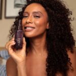 Taís Araújo Instagram - Agora sim, COMEÇOU! ✨ Close dos preparativos para o talk e aproveitando esse calorzinho de Salvador pra usar e abusar das maquiagens de longa duração com Natura Una, da @naturabroficial! Gostaram, meus amores? 💋 Que além de trazer tons lindos, contam com fixação, tratamento, alta cobertura e performance, e nada mais chique que entregar beleza e ainda cuidar da pele, né não? Fica aí a dica! Lembrando que o talk: “Contos da Afrodiáspora” vai começar às 15h Centro de Convenções de Salvador. 📍 📸 : @oronaldcruz Assist. @takeingridlima #Liberatum #NaturaUna #Publicidade