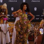 Taís Araújo Instagram - Um dia pra jamais esquecer! 👑 Muito obrigada, Salvador. Muito obrigada, @blocoileaiye e e dona @detelimma por me dar a honra de ser vestida por você. @im.angelabassett , you’re amazing! Que boas vindas hein, @liberatum 🫶🏾🥹 📸: @lucasramosphoto @agenciabrazilnews @magalimoraess 📹: edição de vídeo @itaiaraandrade Liberdade, Curuzu - Bahia