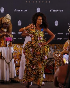 Taís Araújo Instagram - Um dia pra jamais esquecer! 👑
Muito obrigada, Salvador. Muito obrigada, @blocoileaiye e e dona @detelimma por me dar a honra de ser vestida por você. 

@im.angelabassett , you’re amazing! 

Que boas vindas hein, @liberatum 🫶🏾🥹

📸: @lucasramosphoto @agenciabrazilnews @magalimoraess
📹: edição de vídeo @itaiaraandrade