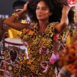 Taís Araújo Instagram - Um dia pra jamais esquecer! 👑 Muito obrigada, Salvador. Muito obrigada, @blocoileaiye e e dona @detelimma por me dar a honra de ser vestida por você. @im.angelabassett , you’re amazing! Que boas vindas hein, @liberatum 🫶🏾🥹 📸: @lucasramosphoto @agenciabrazilnews @magalimoraess 📹: edição de vídeo @itaiaraandrade Liberdade, Curuzu - Bahia