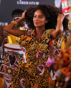 Taís Araújo Instagram - Um dia pra jamais esquecer! 👑 Muito obrigada, Salvador. Muito obrigada, @blocoileaiye e e dona @detelimma por me dar a honra de ser vestida por você. @im.angelabassett , you’re amazing! Que boas vindas hein, @liberatum 🫶🏾🥹 📸: @lucasramosphoto @agenciabrazilnews @magalimoraess 📹: edição de vídeo @itaiaraandrade Liberdade, Curuzu - Bahia