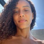 Taís Araújo Instagram - Quando me perguntam onde eu tô 🤳🏽 Se alguém te perguntar onde você está nessa terça, sua selfie vai ser como? Descreve aqui nos comentários 🤪 Selfies