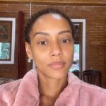 Taís Araújo Instagram - Quando me perguntam onde eu tô 🤳🏽 Se alguém te perguntar onde você está nessa terça, sua selfie vai ser como? Descreve aqui nos comentários 🤪 Selfies