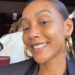 Taís Araújo Instagram - Quando me perguntam onde eu tô 🤳🏽 Se alguém te perguntar onde você está nessa terça, sua selfie vai ser como? Descreve aqui nos comentários 🤪 Selfies