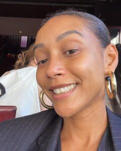 Taís Araújo Instagram - Quando me perguntam onde eu tô 🤳🏽 Se alguém te perguntar onde você está nessa terça, sua selfie vai ser como? Descreve aqui nos comentários 🤪 Selfies