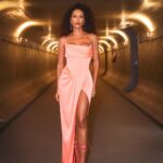 Taís Araújo Instagram - As várias possibilidades de como usar uma fenda. Sextou! 🧡 🪡: @ritalazzarotti 🏃🏽‍♀️: @jusans 💇🏽‍♀️💄: @welidaq 👗: @alexperryofficial 👡 : @magdabutrym 💍: @ara_vartanian 📸: @agenciabrazilnews