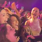 Taís Araújo Instagram - Festa da firma: A Eu e meu bonde: 🗣️🎤❤️‍🔥🪩💃🏽 Se não for pra ser assim, nem me chama! 🎤🤪🎉#UpFronGlobo2024 foi desse jeitinho. Brigada @ludmilla , brigada Glô @globoads ❤️‍🔥 Imagens: @educdiaz e @camilahage Edição: @itaiaraandrade