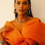 Taís Araújo Instagram - Oie, tô voltando 👀🔎✨🎶🧡 🏃🏼‍♀️: @ritalazzarotti assis: @rtatsuo 👗: @driesvannoten 💍: @jackvartanian 👠: @ysl 💄: @aledesouza1970 assis: @andersonvalent 💇🏽‍♀️: @maiaboitrago 📸: @joaokopv
