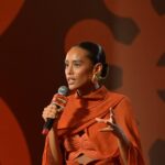 Taís Araújo Instagram - A oralidade é uma tecnologia ancestral, exercê-la propõe mais do que simplesmente a fala técnica e escuta ativa, mas sim conexões. E ontem nos conectamos num movimento muito bonito no Festival Negritudes. Falamos sobre artes, literatura, mercado, sonhos, novos tempos e compromissos. E além de poder ouvir tanta gente potente, eu tive a honra de homenagear mulheres que me influenciaram e seguem atravessando positivamente a vida de outras muitas como Glória Maria e Léa Garcia, que hoje, descansam em poder. ✊🏾 Foi um dia histórico meus amores, de imersão, encontros e trocas que tenho certeza que irão reverberar por muito tempo. Que venham mais Festivais #Negritudes propondo mais debates, ainda maiores, em outras regiões, pra gente poder se conectar com tudo que nós temos: NÓS! 📸: @humbertosouza e selfies 🤳🏾