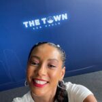 Taís Araújo Instagram - Registros não tão nítidos de dias muito animados curtindo @thetownfestival em família. E foi demais! ❤️🤘🏾🎸 Que delicia ver Iza, Gloria Groove e Pabllo quebrando tudo em shows com banda, ballet e muitas participações que eu AMO! Que astral o show da Her. Que maravilha estar encasacada, não passar frio 😂 e encontrar tanta gente querida no festival. E pra fechar com chave de ouro teve Bruninho, né, minha gente! Passei meses ensaiando as letras e passinhos para o show do @brunomars com a minha filha e deu tudo certo! Enfim, que experiência meus amigos! Foi demais! Só uma observação: ALÔ BRUNINHO! Se quiser vir para o RIR ano que vem eu tô aí hein… 😜🫶🏾