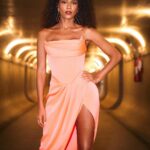 Taís Araújo Instagram - As várias possibilidades de como usar uma fenda. Sextou! 🧡 🪡: @ritalazzarotti 🏃🏽‍♀️: @jusans 💇🏽‍♀️💄: @welidaq 👗: @alexperryofficial 👡 : @magdabutrym 💍: @ara_vartanian 📸: @agenciabrazilnews