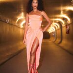 Taís Araújo Instagram - As várias possibilidades de como usar uma fenda. Sextou! 🧡 🪡: @ritalazzarotti 🏃🏽‍♀️: @jusans 💇🏽‍♀️💄: @welidaq 👗: @alexperryofficial 👡 : @magdabutrym 💍: @ara_vartanian 📸: @agenciabrazilnews