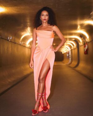 Taís Araújo Instagram - As várias possibilidades de como usar uma fenda. Sextou! 🧡

🪡: @ritalazzarotti
🏃🏽‍♀️: @jusans
💇🏽‍♀️💄: @welidaq
👗: @alexperryofficial
👡 : @magdabutrym
💍: @ara_vartanian
📸: @agenciabrazilnews