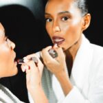 Taís Araújo Instagram - Beeeem glamourosa para a 9ª edição da Geração Glamour 2023. Que esse ano teve como o tema principal a Jornada Brilhante de diversas personalidades femininas da atualidade, ou seja, foi uma premiação e tanto! E como embaixadora da @naturabroficial eu tive a honra de fazer a entrega especial do prêmio Natura Luna Mulher que Ilumina. ✨ Fiquei nervosa? Sim! Me sentindo deslumbrante com #NaturaLuna Ilumina? Também! Prestigiar mulheres que se destacaram em suas áreas de atuação é um dos movimentos mais lindos que há! 🤩🤩🤩 *publi JW Marriott Hotel São Paulo