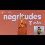 Taís Araújo Instagram - A oralidade é uma tecnologia ancestral, exercê-la propõe mais do que simplesmente a fala técnica e escuta ativa, mas sim conexões. E ontem nos conectamos num movimento muito bonito no Festival Negritudes. Falamos sobre artes, literatura, mercado, sonhos, novos tempos e compromissos. E além de poder ouvir tanta gente potente, eu tive a honra de homenagear mulheres que me influenciaram e seguem atravessando positivamente a vida de outras muitas como Glória Maria e Léa Garcia, que hoje, descansam em poder. ✊🏾 Foi um dia histórico meus amores, de imersão, encontros e trocas que tenho certeza que irão reverberar por muito tempo. Que venham mais Festivais #Negritudes propondo mais debates, ainda maiores, em outras regiões, pra gente poder se conectar com tudo que nós temos: NÓS! 📸: @humbertosouza e selfies 🤳🏾