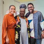 Taís Araújo Instagram - A oralidade é uma tecnologia ancestral, exercê-la propõe mais do que simplesmente a fala técnica e escuta ativa, mas sim conexões. E ontem nos conectamos num movimento muito bonito no Festival Negritudes. Falamos sobre artes, literatura, mercado, sonhos, novos tempos e compromissos. E além de poder ouvir tanta gente potente, eu tive a honra de homenagear mulheres que me influenciaram e seguem atravessando positivamente a vida de outras muitas como Glória Maria e Léa Garcia, que hoje, descansam em poder. ✊🏾 Foi um dia histórico meus amores, de imersão, encontros e trocas que tenho certeza que irão reverberar por muito tempo. Que venham mais Festivais #Negritudes propondo mais debates, ainda maiores, em outras regiões, pra gente poder se conectar com tudo que nós temos: NÓS! 📸: @humbertosouza e selfies 🤳🏾