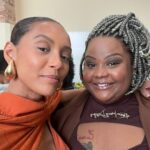 Taís Araújo Instagram - A oralidade é uma tecnologia ancestral, exercê-la propõe mais do que simplesmente a fala técnica e escuta ativa, mas sim conexões. E ontem nos conectamos num movimento muito bonito no Festival Negritudes. Falamos sobre artes, literatura, mercado, sonhos, novos tempos e compromissos. E além de poder ouvir tanta gente potente, eu tive a honra de homenagear mulheres que me influenciaram e seguem atravessando positivamente a vida de outras muitas como Glória Maria e Léa Garcia, que hoje, descansam em poder. ✊🏾 Foi um dia histórico meus amores, de imersão, encontros e trocas que tenho certeza que irão reverberar por muito tempo. Que venham mais Festivais #Negritudes propondo mais debates, ainda maiores, em outras regiões, pra gente poder se conectar com tudo que nós temos: NÓS! 📸: @humbertosouza e selfies 🤳🏾