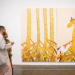 Taís Araújo Instagram - Quem aqui já foi conferir a Bienal das Artes em SP? Se você ainda não foi, vale a pena visitar pois existe uma história sendo reescrita aqui. Começando pelo fato de que é a primeira edição que tem curadoria majoritariamente negra e destacando artistas de diversos eixos demográficos, periferias, gêneros e etnias do mundo inteiro. Então além de exposições incríveis, esse movimento ajuda a mudar todo o ponto de vista de outras bienais do mundo, mostrando artistas que estavam a margem e que agora estão no centro exibindo seus trabalhos para o mundo todo! Com capacidade de lançar tendências e sobretudo num ramo super valioso, o que melhora o valor de mercado de suas obras e transforma seus entornos, suas vidas e abre caminhos para outros artistas diversos entrarem no jogo. Demais né? E eu sei, tá rolando muita coisa ao mesmo tempo em São Paulo, mas aproveita pra passear na Bienal das Artes e ver a história da arte sendo reescrita, você não vai se arrepender! 🥰🖼️🎨 #35bienaldesaopaulo 📸: Levi Fanan / Fundação Bienal de São Paulo
