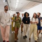 Taís Araújo Instagram - Quem aqui já foi conferir a Bienal das Artes em SP? Se você ainda não foi, vale a pena visitar pois existe uma história sendo reescrita aqui. Começando pelo fato de que é a primeira edição que tem curadoria majoritariamente negra e destacando artistas de diversos eixos demográficos, periferias, gêneros e etnias do mundo inteiro. Então além de exposições incríveis, esse movimento ajuda a mudar todo o ponto de vista de outras bienais do mundo, mostrando artistas que estavam a margem e que agora estão no centro exibindo seus trabalhos para o mundo todo! Com capacidade de lançar tendências e sobretudo num ramo super valioso, o que melhora o valor de mercado de suas obras e transforma seus entornos, suas vidas e abre caminhos para outros artistas diversos entrarem no jogo. Demais né? E eu sei, tá rolando muita coisa ao mesmo tempo em São Paulo, mas aproveita pra passear na Bienal das Artes e ver a história da arte sendo reescrita, você não vai se arrepender! 🥰🖼️🎨 #35bienaldesaopaulo 📸: Levi Fanan / Fundação Bienal de São Paulo