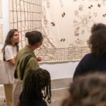 Taís Araújo Instagram - Quem aqui já foi conferir a Bienal das Artes em SP? Se você ainda não foi, vale a pena visitar pois existe uma história sendo reescrita aqui. Começando pelo fato de que é a primeira edição que tem curadoria majoritariamente negra e destacando artistas de diversos eixos demográficos, periferias, gêneros e etnias do mundo inteiro. Então além de exposições incríveis, esse movimento ajuda a mudar todo o ponto de vista de outras bienais do mundo, mostrando artistas que estavam a margem e que agora estão no centro exibindo seus trabalhos para o mundo todo! Com capacidade de lançar tendências e sobretudo num ramo super valioso, o que melhora o valor de mercado de suas obras e transforma seus entornos, suas vidas e abre caminhos para outros artistas diversos entrarem no jogo. Demais né? E eu sei, tá rolando muita coisa ao mesmo tempo em São Paulo, mas aproveita pra passear na Bienal das Artes e ver a história da arte sendo reescrita, você não vai se arrepender! 🥰🖼️🎨 #35bienaldesaopaulo 📸: Levi Fanan / Fundação Bienal de São Paulo