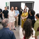 Taís Araújo Instagram - Quem aqui já foi conferir a Bienal das Artes em SP? Se você ainda não foi, vale a pena visitar pois existe uma história sendo reescrita aqui. Começando pelo fato de que é a primeira edição que tem curadoria majoritariamente negra e destacando artistas de diversos eixos demográficos, periferias, gêneros e etnias do mundo inteiro. Então além de exposições incríveis, esse movimento ajuda a mudar todo o ponto de vista de outras bienais do mundo, mostrando artistas que estavam a margem e que agora estão no centro exibindo seus trabalhos para o mundo todo! Com capacidade de lançar tendências e sobretudo num ramo super valioso, o que melhora o valor de mercado de suas obras e transforma seus entornos, suas vidas e abre caminhos para outros artistas diversos entrarem no jogo. Demais né? E eu sei, tá rolando muita coisa ao mesmo tempo em São Paulo, mas aproveita pra passear na Bienal das Artes e ver a história da arte sendo reescrita, você não vai se arrepender! 🥰🖼️🎨 #35bienaldesaopaulo 📸: Levi Fanan / Fundação Bienal de São Paulo