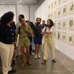 Taís Araújo Instagram - Quem aqui já foi conferir a Bienal das Artes em SP? Se você ainda não foi, vale a pena visitar pois existe uma história sendo reescrita aqui. Começando pelo fato de que é a primeira edição que tem curadoria majoritariamente negra e destacando artistas de diversos eixos demográficos, periferias, gêneros e etnias do mundo inteiro. Então além de exposições incríveis, esse movimento ajuda a mudar todo o ponto de vista de outras bienais do mundo, mostrando artistas que estavam a margem e que agora estão no centro exibindo seus trabalhos para o mundo todo! Com capacidade de lançar tendências e sobretudo num ramo super valioso, o que melhora o valor de mercado de suas obras e transforma seus entornos, suas vidas e abre caminhos para outros artistas diversos entrarem no jogo. Demais né? E eu sei, tá rolando muita coisa ao mesmo tempo em São Paulo, mas aproveita pra passear na Bienal das Artes e ver a história da arte sendo reescrita, você não vai se arrepender! 🥰🖼️🎨 #35bienaldesaopaulo 📸: Levi Fanan / Fundação Bienal de São Paulo