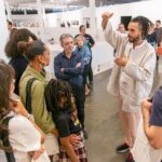 Taís Araújo Instagram - Quem aqui já foi conferir a Bienal das Artes em SP? Se você ainda não foi, vale a pena visitar pois existe uma história sendo reescrita aqui. Começando pelo fato de que é a primeira edição que tem curadoria majoritariamente negra e destacando artistas de diversos eixos demográficos, periferias, gêneros e etnias do mundo inteiro. Então além de exposições incríveis, esse movimento ajuda a mudar todo o ponto de vista de outras bienais do mundo, mostrando artistas que estavam a margem e que agora estão no centro exibindo seus trabalhos para o mundo todo! Com capacidade de lançar tendências e sobretudo num ramo super valioso, o que melhora o valor de mercado de suas obras e transforma seus entornos, suas vidas e abre caminhos para outros artistas diversos entrarem no jogo. Demais né? E eu sei, tá rolando muita coisa ao mesmo tempo em São Paulo, mas aproveita pra passear na Bienal das Artes e ver a história da arte sendo reescrita, você não vai se arrepender! 🥰🖼️🎨 #35bienaldesaopaulo 📸: Levi Fanan / Fundação Bienal de São Paulo