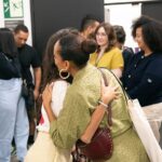 Taís Araújo Instagram - Quem aqui já foi conferir a Bienal das Artes em SP? Se você ainda não foi, vale a pena visitar pois existe uma história sendo reescrita aqui. Começando pelo fato de que é a primeira edição que tem curadoria majoritariamente negra e destacando artistas de diversos eixos demográficos, periferias, gêneros e etnias do mundo inteiro. Então além de exposições incríveis, esse movimento ajuda a mudar todo o ponto de vista de outras bienais do mundo, mostrando artistas que estavam a margem e que agora estão no centro exibindo seus trabalhos para o mundo todo! Com capacidade de lançar tendências e sobretudo num ramo super valioso, o que melhora o valor de mercado de suas obras e transforma seus entornos, suas vidas e abre caminhos para outros artistas diversos entrarem no jogo. Demais né? E eu sei, tá rolando muita coisa ao mesmo tempo em São Paulo, mas aproveita pra passear na Bienal das Artes e ver a história da arte sendo reescrita, você não vai se arrepender! 🥰🖼️🎨 #35bienaldesaopaulo 📸: Levi Fanan / Fundação Bienal de São Paulo