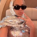 Taís Araújo Instagram - Atenção para esse carrossel de fotos! 1. Essa é a Beyoncé da sorte passando na sua timeline. Ela baixou no Brasil pra dizer que 2024 vai ser igual a ela: brilhante, potente, talentosa, próspera e linda de viver. 2. Essa é a Mc Beyoncé da sorte passando na sua timeline. Ela é made in Brasil, nasceu em Duque de Caxias, acreditou nos seus sonhos, não desistiu nas 555 barreiras que colocaram na frente dela, ganhou o mundo e conheceu quem? A Beyoncé! (Que já conhecia ela. Pow 💥) 3. Esse é ~apenas~ o jatinho da Beyoncé ao lado do jatinho da nossa ex-mc Beyoncé. Sim, da Ludmilla. Tem noção disso?? É realmente o sonho dos nossos ancestrais! Vi essa foto no instagram da @brunnagoncalves e fiquei assim 🥹 Tudo isso é pra dizer o seguinte: Sim. Essa é uma corrente. Curta essas fotos se vc quiser que seu 2024 seja tão poderoso quanto o das divas do Brasil e do mundo. 😌 Salvador, Bahia, Brasil