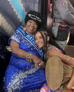 Taís Araújo Instagram - Ontem foi uma verdadeira maratona! Mas também foi uma explosão de amor, homenagens e cultura no maior espetáculo audiovisual do planeta. Obrigada @oficialportela pelo convite de estar na avenida ajudando a contar essa história a altura de sua importância para o país. “Um defeito de cor” de @ana.maria.goncalves_  é um fenômeno premiadíssimo e hoje dispara entre os mais vendidos do país provando que, não há dúvidas sobre a importância do carnaval na cultura e imaginário popular.

Em @mangueira_oficial podemos homenagear @alcioneamarrom , a negra voz do amanhã, no alto nível de grandeza que ela merece diante da infinita contribuição para a música brasileira. Realmente, uma noite pra nunca mais esquecer! ✊🏾🎉

📸: @leofrancofoto | @renatowrobel | @mserralima | @eulaisgomes