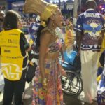 Taís Araújo Instagram – Ontem foi uma verdadeira maratona! Mas também foi uma explosão de amor, homenagens e cultura no maior espetáculo audiovisual do planeta. Obrigada @oficialportela pelo convite de estar na avenida ajudando a contar essa história a altura de sua importância para o país. “Um defeito de cor” de @ana.maria.goncalves_  é um fenômeno premiadíssimo e hoje dispara entre os mais vendidos do país provando que, não há dúvidas sobre a importância do carnaval na cultura e imaginário popular.

Em @mangueira_oficial podemos homenagear @alcioneamarrom , a negra voz do amanhã, no alto nível de grandeza que ela merece diante da infinita contribuição para a música brasileira. Realmente, uma noite pra nunca mais esquecer! ✊🏾🎉

📸: @leofrancofoto | @renatowrobel | @mserralima | @eulaisgomes Sambódromo da Marquês de Sapucaí