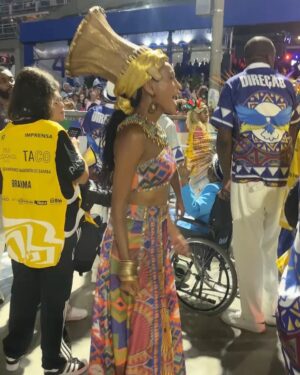 Taís Araújo Instagram - Ontem foi uma verdadeira maratona! Mas também foi uma explosão de amor, homenagens e cultura no maior espetáculo audiovisual do planeta. Obrigada @oficialportela pelo convite de estar na avenida ajudando a contar essa história a altura de sua importância para o país. “Um defeito de cor” de @ana.maria.goncalves_  é um fenômeno premiadíssimo e hoje dispara entre os mais vendidos do país provando que, não há dúvidas sobre a importância do carnaval na cultura e imaginário popular.

Em @mangueira_oficial podemos homenagear @alcioneamarrom , a negra voz do amanhã, no alto nível de grandeza que ela merece diante da infinita contribuição para a música brasileira. Realmente, uma noite pra nunca mais esquecer! ✊🏾🎉

📸: @leofrancofoto | @renatowrobel | @mserralima | @eulaisgomes