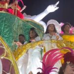 Taís Araújo Instagram – Ontem foi uma verdadeira maratona! Mas também foi uma explosão de amor, homenagens e cultura no maior espetáculo audiovisual do planeta. Obrigada @oficialportela pelo convite de estar na avenida ajudando a contar essa história a altura de sua importância para o país. “Um defeito de cor” de @ana.maria.goncalves_  é um fenômeno premiadíssimo e hoje dispara entre os mais vendidos do país provando que, não há dúvidas sobre a importância do carnaval na cultura e imaginário popular.

Em @mangueira_oficial podemos homenagear @alcioneamarrom , a negra voz do amanhã, no alto nível de grandeza que ela merece diante da infinita contribuição para a música brasileira. Realmente, uma noite pra nunca mais esquecer! ✊🏾🎉

📸: @leofrancofoto | @renatowrobel | @mserralima | @eulaisgomes Sambódromo da Marquês de Sapucaí