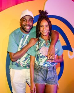 Taís Araújo Instagram - Ontem foi uma verdadeira maratona! Mas também foi uma explosão de amor, homenagens e cultura no maior espetáculo audiovisual do planeta. Obrigada @oficialportela pelo convite de estar na avenida ajudando a contar essa história a altura de sua importância para o país. “Um defeito de cor” de @ana.maria.goncalves_ é um fenômeno premiadíssimo e hoje dispara entre os mais vendidos do país provando que, não há dúvidas sobre a importância do carnaval na cultura e imaginário popular. Em @mangueira_oficial podemos homenagear @alcioneamarrom , a negra voz do amanhã, no alto nível de grandeza que ela merece diante da infinita contribuição para a música brasileira. Realmente, uma noite pra nunca mais esquecer! ✊🏾🎉 📸: @leofrancofoto | @renatowrobel | @mserralima | @eulaisgomes Sambódromo da Marquês de Sapucaí