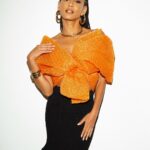 Taís Araújo Instagram - Oie, tô voltando 👀🔎✨🎶🧡 🏃🏼‍♀️: @ritalazzarotti assis: @rtatsuo 👗: @driesvannoten 💍: @jackvartanian 👠: @ysl 💄: @aledesouza1970 assis: @andersonvalent 💇🏽‍♀️: @maiaboitrago 📸: @joaokopv