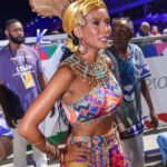 Taís Araújo Instagram - A noite do desfile das campeãs foi linda e cheia de boas surpresas. Encontrei a querida @sulamitacst (inclusive sigam o @_ayaatelie_ dela) que super me ajudou a entrar linda dando close na avenida. Obrigada Su e meninas da comissão de frente! ✨ Depois do close eu tirei a amarração? Sim, mas só porque o carnavalesco deixou hein! E pra sambar livre porque era dia de quê? Celebração! Tanto pela conquista coletiva que foi o desfile, como a resposta imediata do público ao romance que deu origem ao enredo. O livro “Um Defeito de Cor” da @ana.maria.goncalves_ é um marco na literatura e o mundo não só merece como DEVE conhecê-lo. Estamos falando da nossa história! E assim, a @oficialportela fez história na avenida mais uma vez mostrando porque escola de samba é sobretudo uma ESCOLA. Ano que vem tem mais. Feliz ano novo! 👋🏾 Cabelo: @sttefone Amarração: @sulamitacst Figurino: @viniciusscott Imagens: @eulaisgomes @multishow @midianinja Foto de capa: @valberlss Edição: @itaiaraandrade Agradecimento: @toin.gonzaga, @andrecriacao, @juniorschall e Leo Galvão.