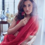 Taapsee Pannu Instagram - आशिक़ों के महबूब के पैरो की धूल हूँ हाँ मैं एक लाल गुलाब का फूल हूँ !! @filmfare