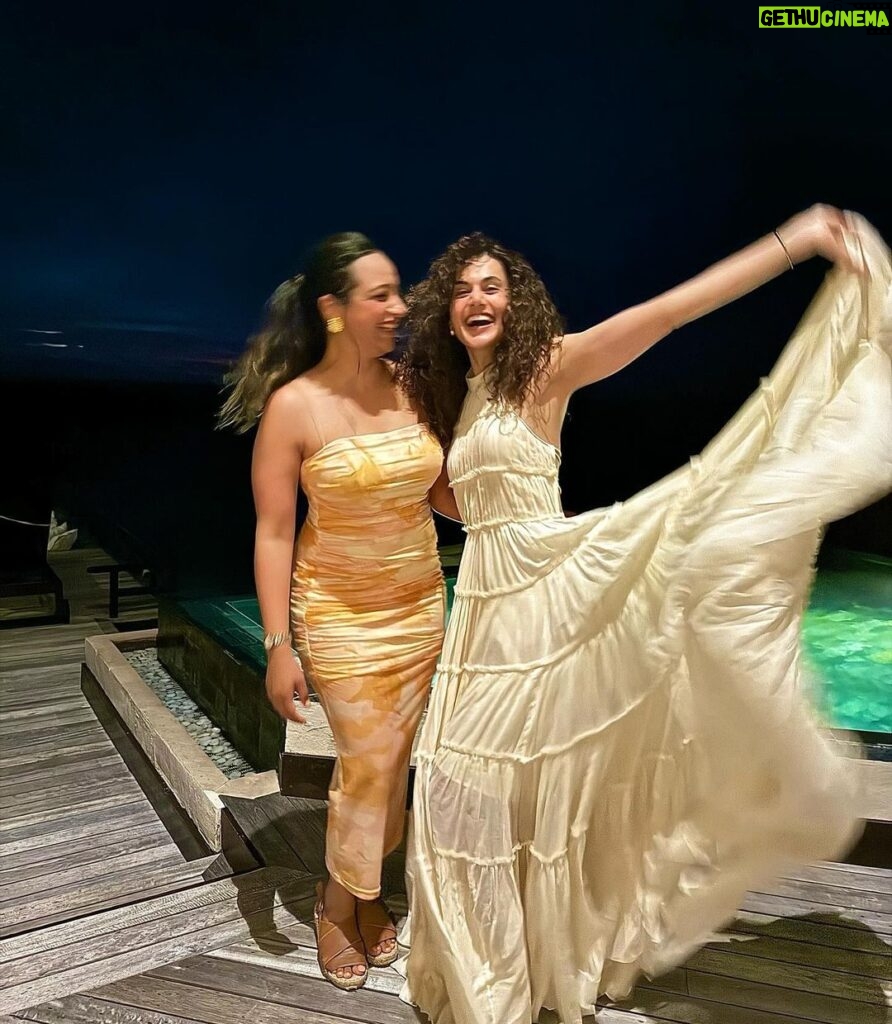 Taapsee Pannu Instagram - My favourite type of holiday… Main, machhi aur paani… One place that will attract me to go back again n again n agin. #HappiestVacationDestination #Maldives #OzenReserveBolifushi @ozenreservebolifushi OZEN RESERVE Bolifushi