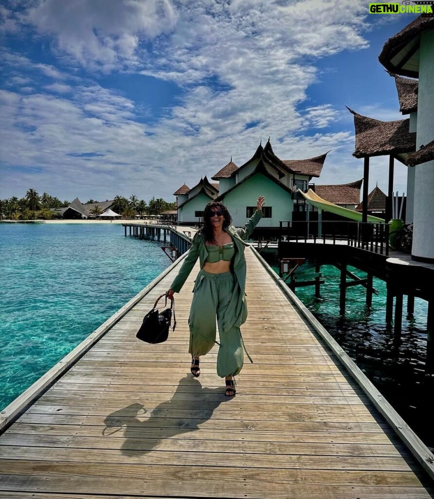 Taapsee Pannu Instagram - My favourite type of holiday… Main, machhi aur paani… One place that will attract me to go back again n again n agin. #HappiestVacationDestination #Maldives #OzenReserveBolifushi @ozenreservebolifushi OZEN RESERVE Bolifushi