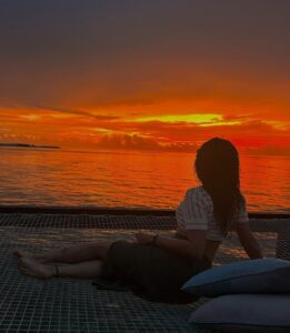 Taapsee Pannu Instagram - My favourite type of holiday… Main, machhi aur paani… One place that will attract me to go back again n again n agin. #HappiestVacationDestination #Maldives #OzenReserveBolifushi @ozenreservebolifushi OZEN RESERVE Bolifushi