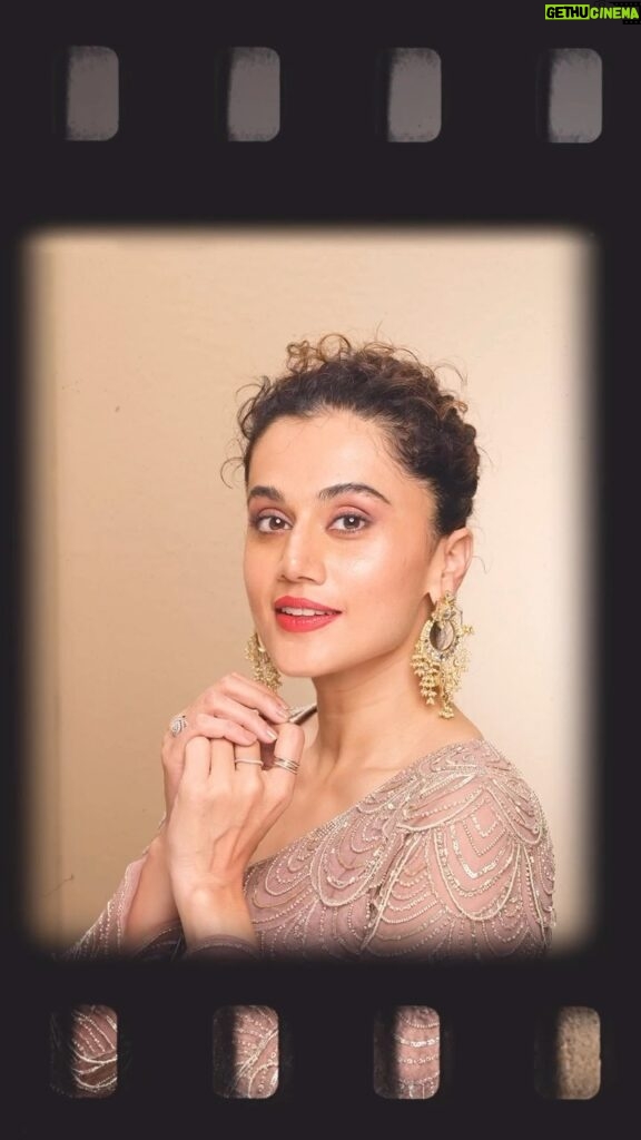 Taapsee Pannu Instagram - So Elegant, So Beautiful, just like a WOW 🤩 This is how I sum up my festive mood in one sentence💃 A big thank you to my makeup BFF @officialswissbeauty for making this festive extra special with my favourite products ♥ #MakeupBinaFestiveKaisa #SwissBeauty #MySwissMyBFF #SwissBeautyXTaapsee @officialswissbeauty