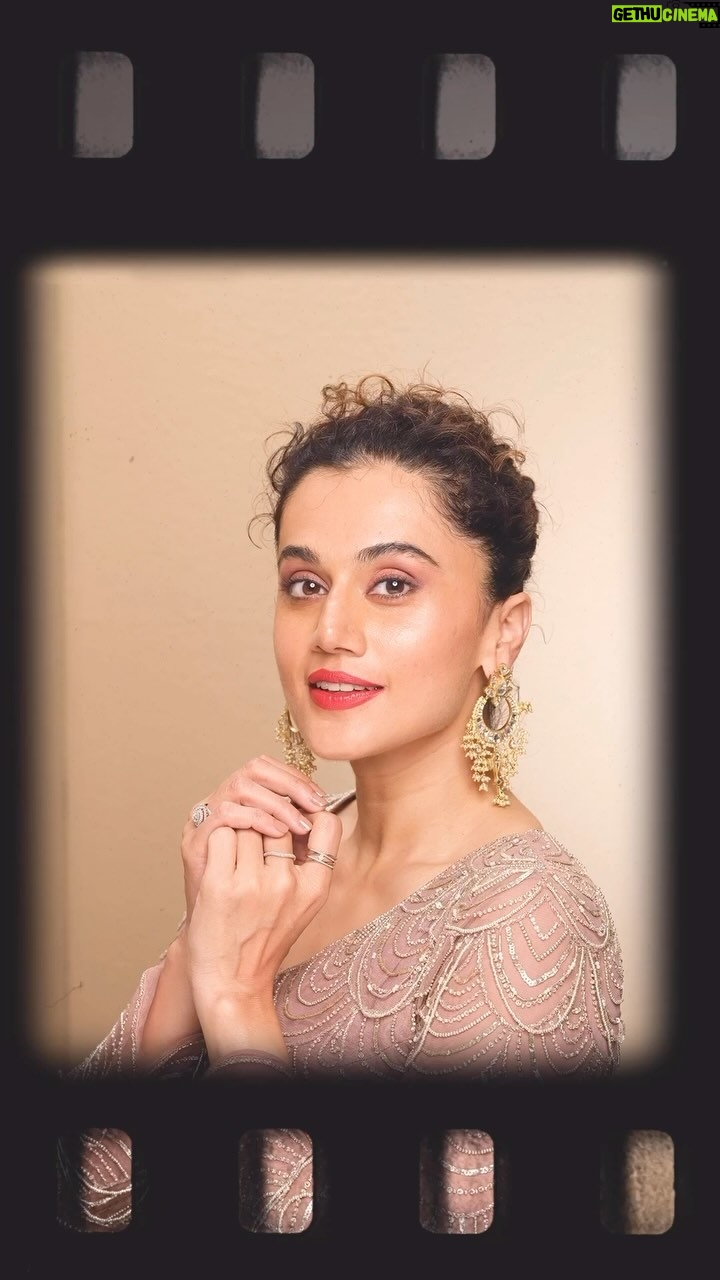 Taapsee Pannu Instagram - So Elegant, So Beautiful, just like a WOW 🤩 This is how I sum up my festive mood in one sentence💃 A big thank you to my makeup BFF @officialswissbeauty for making this festive extra special with my favourite products ♥️ #MakeupBinaFestiveKaisa #SwissBeauty #MySwissMyBFF #SwissBeautyXTaapsee @officialswissbeauty