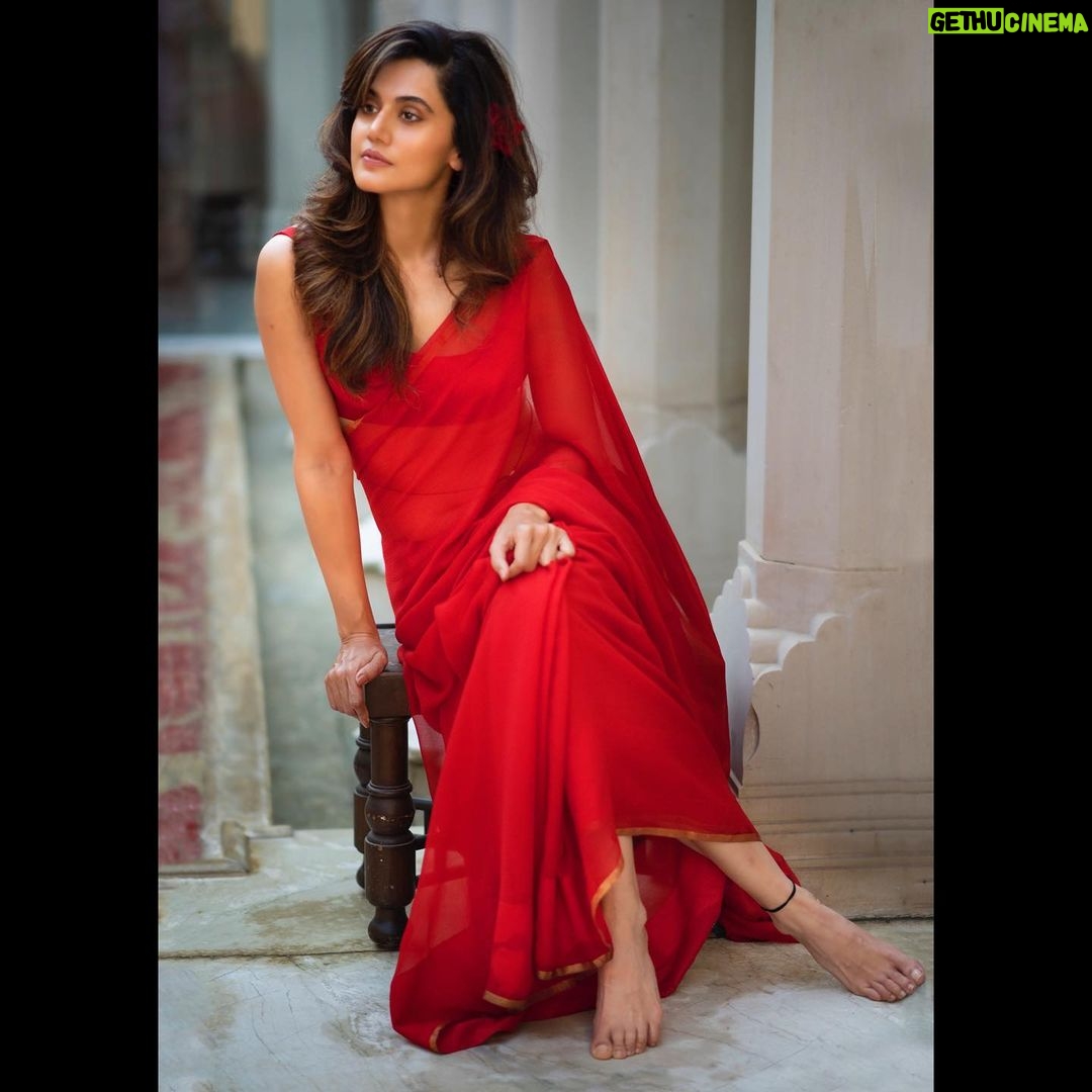 Taapsee Pannu Instagram - मोसे नैना मिलईके…..