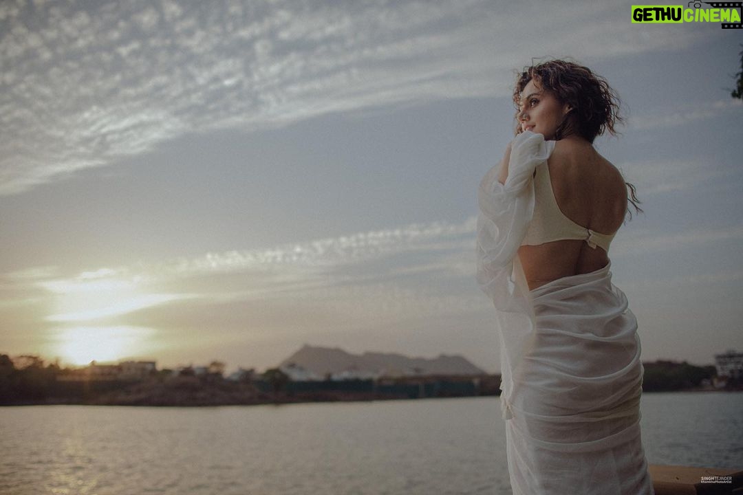 Taapsee Pannu Instagram - मैं ठहरी रही जमीं चलने लगी धड़का ये दिल सांस थमने लगी….